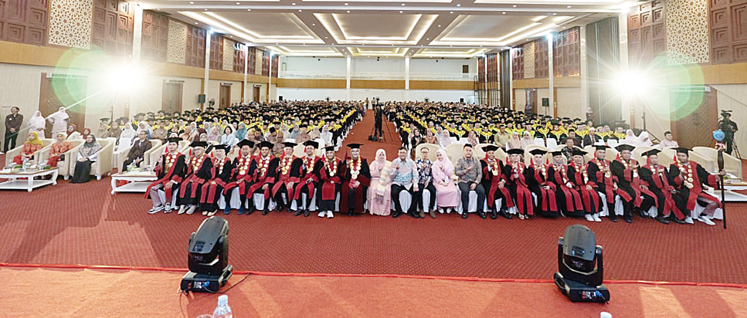 Ketua Pembina Yayasan Abdurrab Dr dr Susiana Tabrani MPd, Ketua Yayasan Abdurrab dr Ivan Tabrani MKes, Rektor Univrab Prof Susi Endrini SSi MSc PhD foto bersama dengan wisudawan, Rabu (5/11/2025).