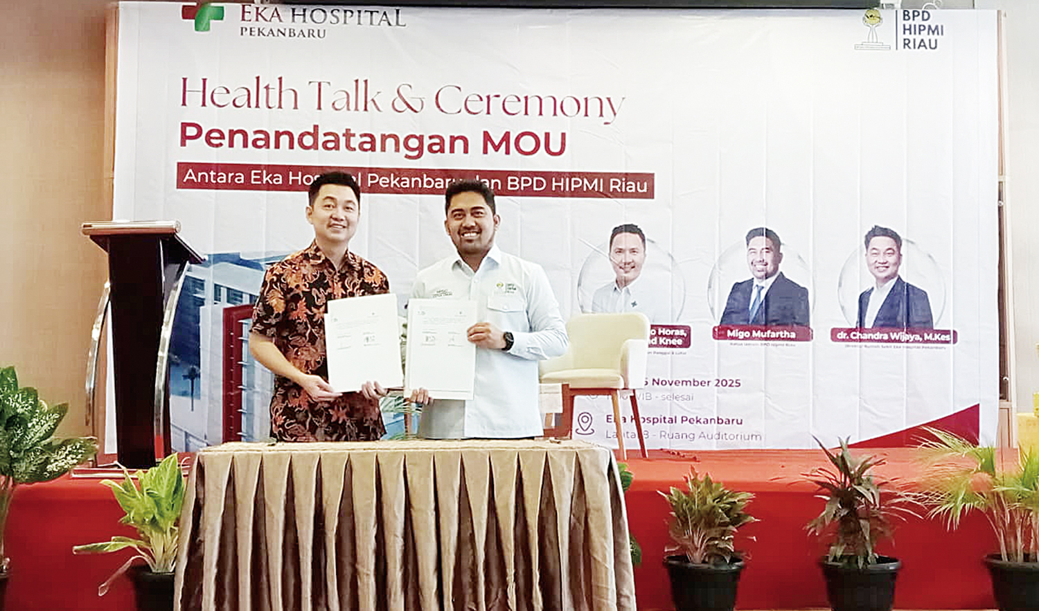 Foto bersama: Director of Eka Hospital Pekanbaru dr Chandra Wijaya MKes (kiri) foto bersama Chairman of BPD Hipmi Riau Migo Mufartha ( kanan) usai melakukan penandatanganan kerja sama antara Eka Hospital Pekanbaru dan BPD Hipmi Riau di  Pekanbaru, Rabu (5
