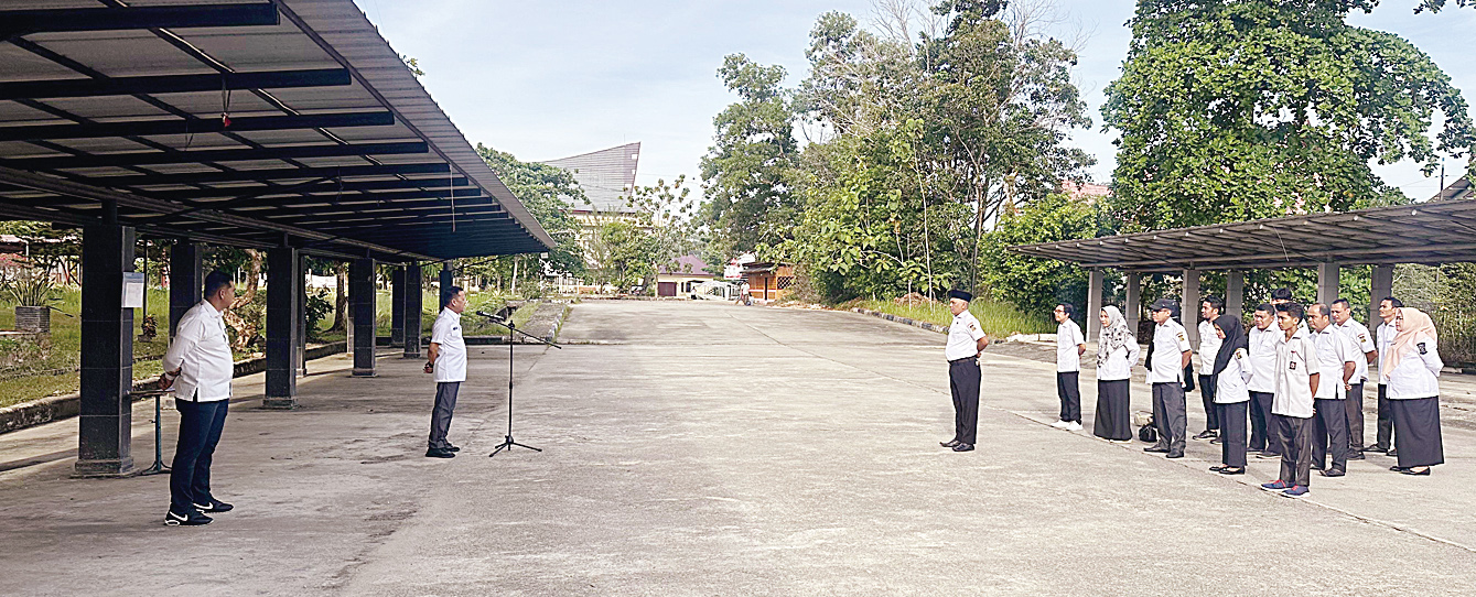 Sekretaris Daerah (Sekda) Kampar Hambali saat memimpin apel pagi di Kantor Bappeda Kampar, Rabu (5/11/2025).