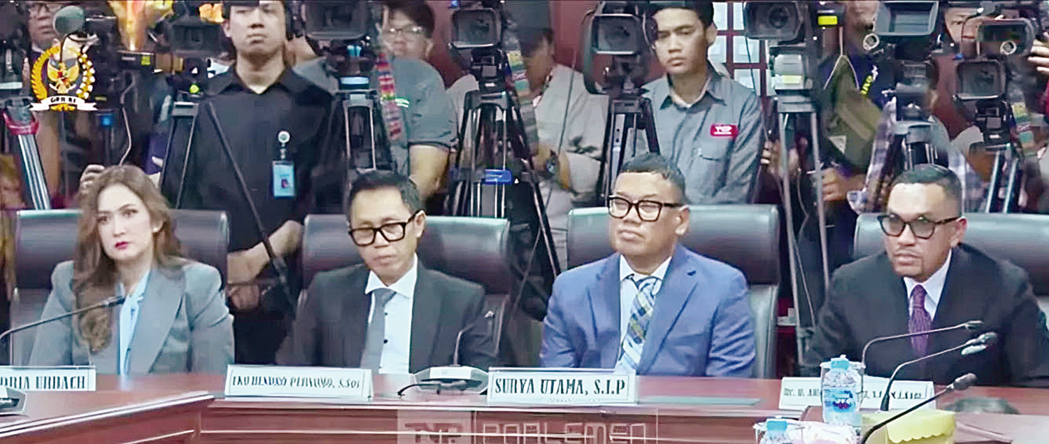 Anggota DPR nonaktif Ahmad Sahroni, Uya Kuya, Eko Patrio, dan Nafa Urbach, saat menghadiri sidang putusan MKD DPR di Kompleks Parlemen, Senayan, Jakarta, Rabu (5/11/2025).
