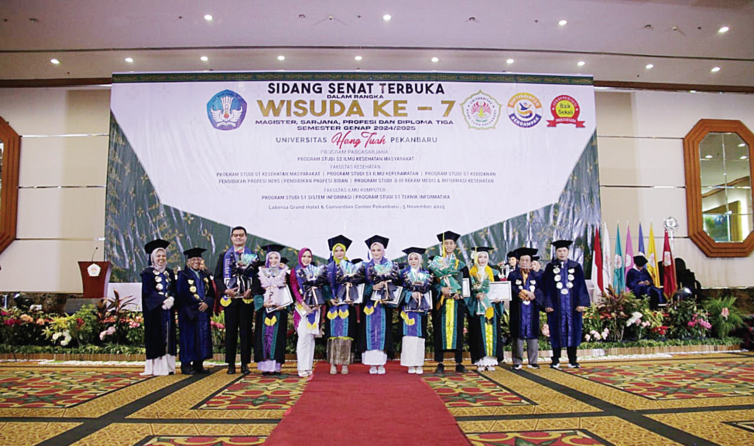 Para pimpinan Yayasan dan UHTP foto bersama dengan wisudawan terbaik di Hotel Labersa, Rabu (5/11/2025).