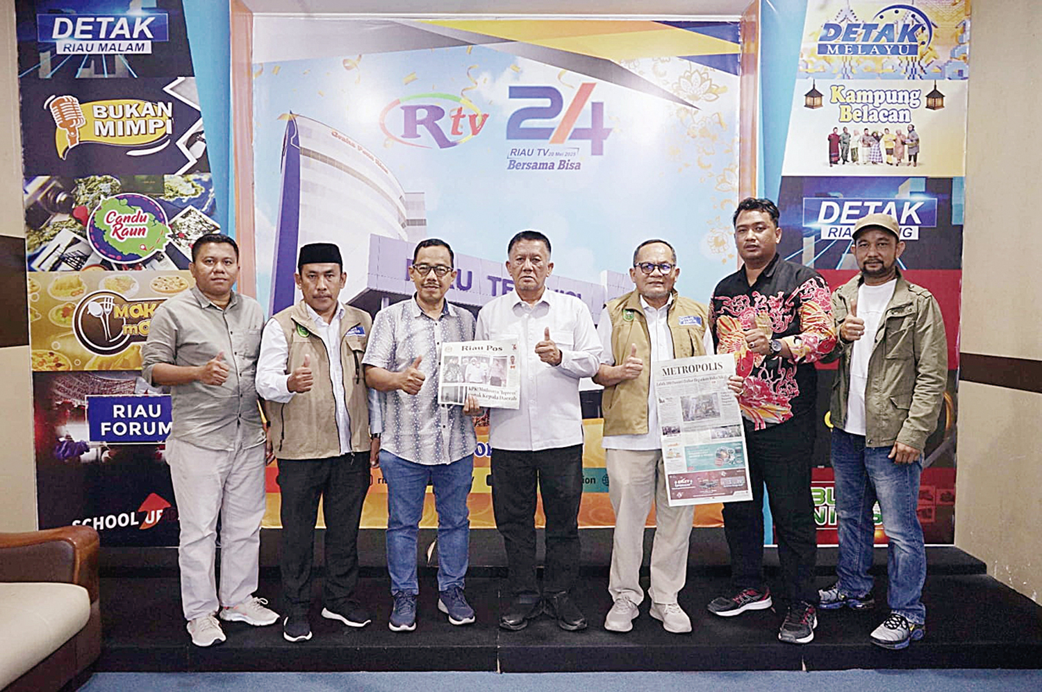 Ketua Satgas Pantas Provinsi Riau Drs H Pahmijan MPd (tengah), Sekretaris Dr (c) Dedy Sepriwandi MPd Gr AIFO-P (dua kanan), Dewan Pembina H Joyo Usman (tiga kanan), beserta jajaran foto bersama Direktur Riau Pos Asmawi Ibrahim (tiga kiri), Redpel Syahrul