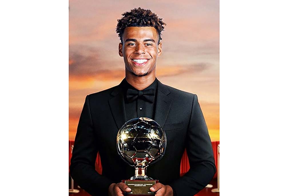 RAIH GOLDEN BOY: Gelandang serang Paris Saint-Germain (PSG) Desire Doue meraih Golden Boy 2025, Rabu (5/11/2025).