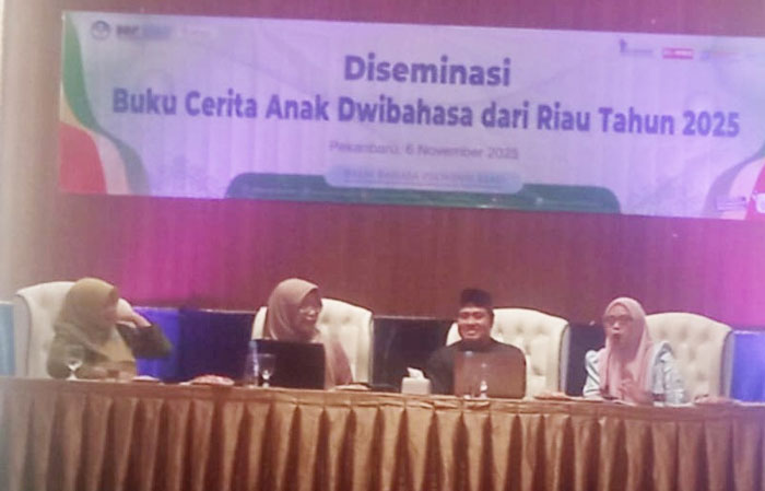 Para pembicara diskusi "Buku Cerita Anak Dwibahasa sebagai Sarana Pembentukan Karakter di Bumi Lancang Kuning" yang diselengarakan Balai Bahasa Provinsi Riau di Pekanbaru, Kamis (6/11/2025).