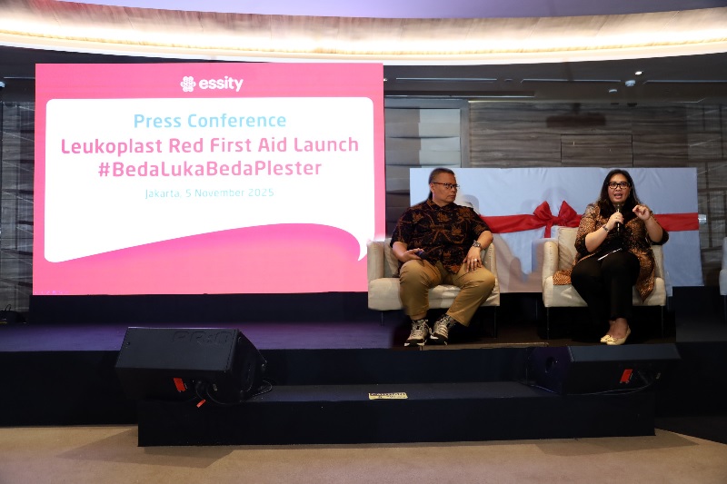 Ketua Umum PABI dr Heri Setyanto SpB, FINACS (kiri) dan Head of Marketing Essity for Central & East Asia, Joice Simanjuntak (tengah) di sesi diskusi kampanye edukatif &ldquo;Beda Luka , Beda Plester