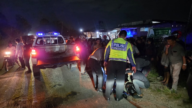 Petugas saat melakukan evakuasi terhadap korban kecelakaan di Jalan Pesantren Kecamatan Tenayan Raya, pada Rabu (5/11/2025) malam sekitar pukul 18.15 WIB.)