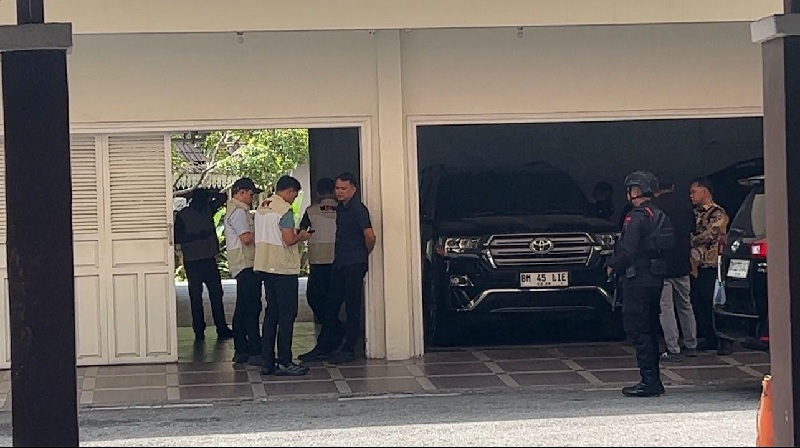 KPK melakukan penggeledahan di kediaman Gubri nonaktif Abdul Wahid, Kamis (6/11/2025).