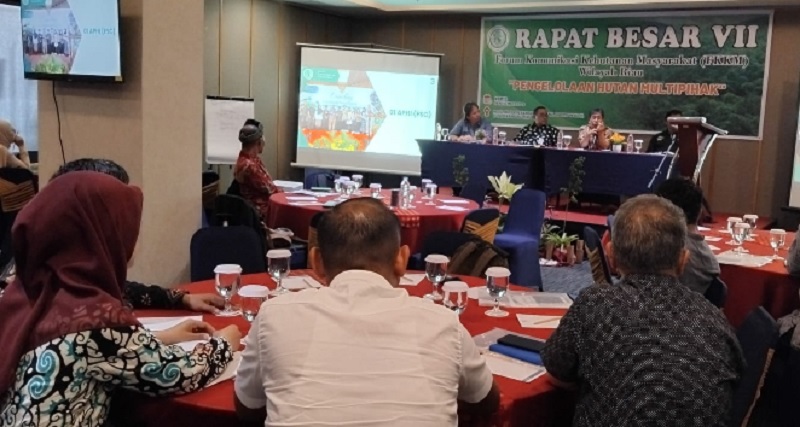 Perwakilan dari berbagai lembaga pemerintah dan nonpemerintah rapat besar FKKM Riau dorong Implementasi nyata perhutanan sosial.