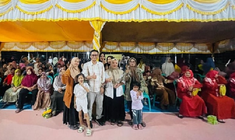 Anggota DPRD Riau, Jon Ade Nopendra bersama warga Desa Sungai Langsat saat reses, Rabu (5/11/2025) malam.