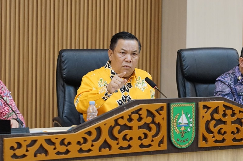 Plt Gubernur Riau (Gubri) SF Hariyanto saat memberi keterangan kepada awak media di Kantor Gubri, Kamis (6/11/2025).