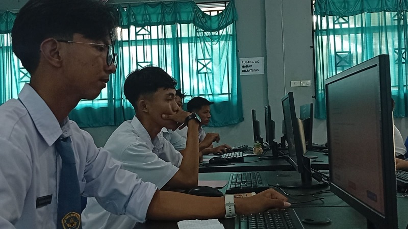 Sejumlah siswa SMKN 1 sedang menjawab soal-soal ujian melalui komputer yang ada di ruang laboratorium SMKN 2 Bengkalis, Kamis (6/11/2025).
