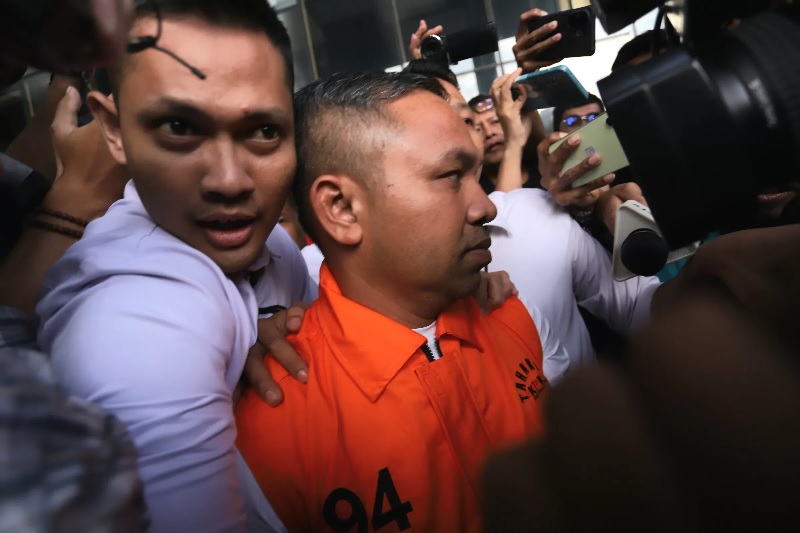 Tersangka UPT Jalan dan Jembatan di Dinas PUPR Riau, Gubernur Riau Abdul Wahid munuju mobil tahanan di Gedung KPK, Jakarta, Rabu (5/11/2025).