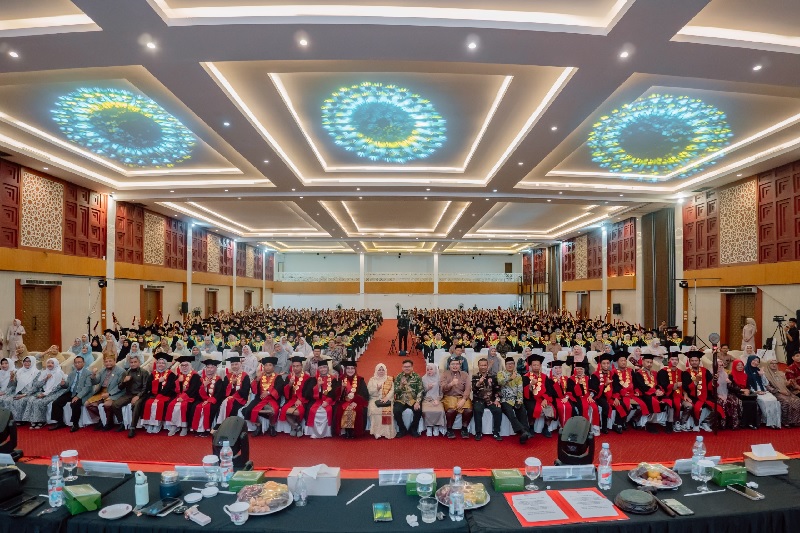 Ketua Pembina Yayasan Abdurrab Susiana Tabrani, Ketua Yayasandr Ivan Tabrani, Rektor Susi Endrini dan Ketua STEI Iqra Annisa Budi Trianto, Wabup Bengkalis Bagus Santosofoto bersama wisudawan.