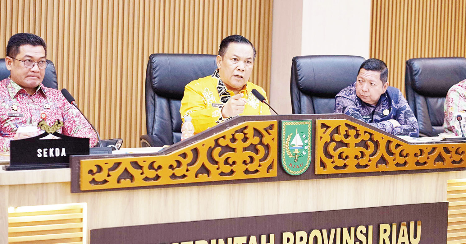 Beri Keterangan : Plt Gubernur Riau (Gubri) SF Hariyanto saat memberi keterangan kepada awak media di Kantor Gubernur Riau, Kamis (6/11/2025). ft : EVAN GUNANZAR/RIAU POS