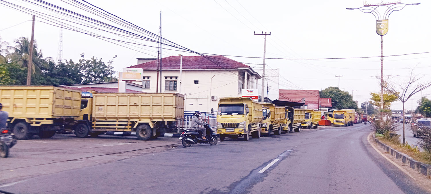 Kendaraan berbahan bakar solar antre panjang di SPBU Sungai Jering, Kecamatan Kuantan Tengah, Kabupaten Kuantan Singingi, Kamis (6/11/2025).