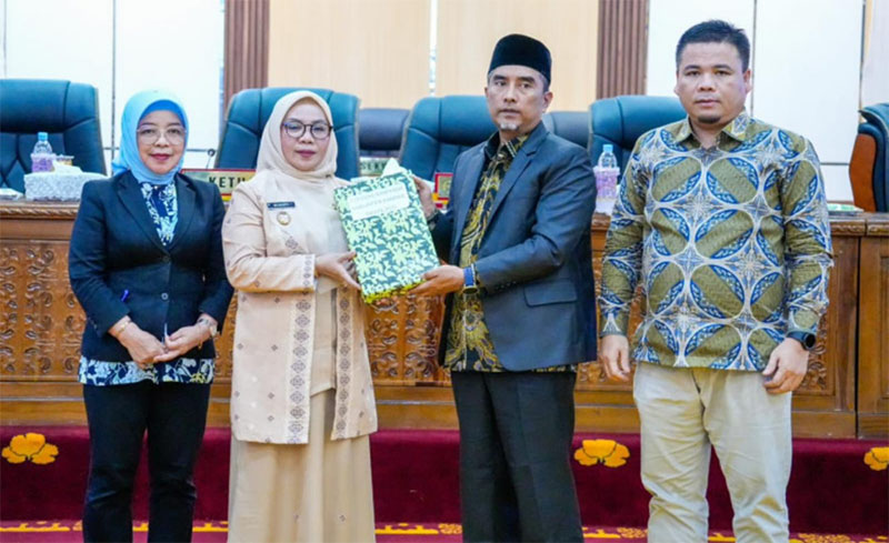 Wakil Bupati Kampar Misharti menyerahkan dokumen tujuh Ranperda kepada Ketua DPRD Ahmad Taridi didampingi Wakil Ketua Sunardi dan Sekwan Ramlah, Kamis (6/11/2025)