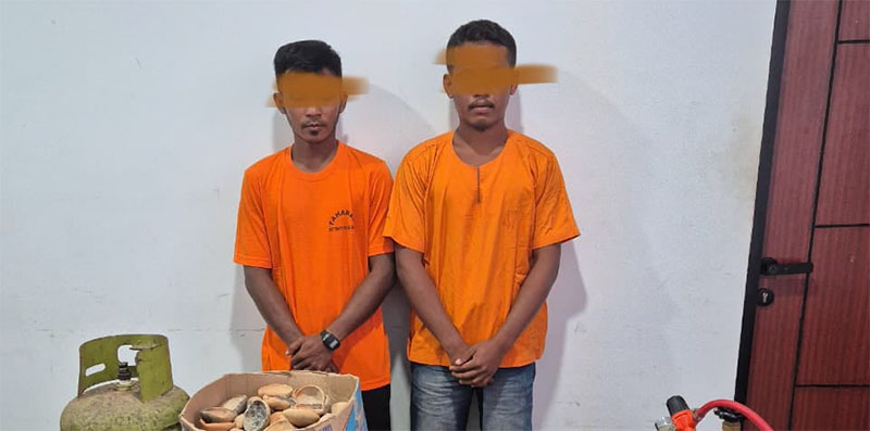 Dua tersangka penadah emas yang diamankan Ditreskrimsus Polda Riau, RN dan SN Di Desa Lubuk Ramo Kecamatan Kuantan Mudik, Rabu (5/11/2025) bersama barang bukti.