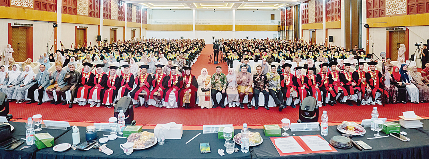 Ketua Pembina Yayasan Abdurrab Dr dr Susiana Tabrani MPd, Ketua Yayasan dr Ivan Tabrani MKes, Rektor Prof Susi Endrini SSi MSc PhD, Ketua STEI Iqra Annisa Dr Budi Trianto SE ME, Wakil Bupati Bengkalis Bagus Santoso dan Koordinator Kopertais XII Wilayah Ri