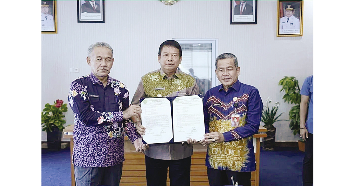 Wabup Inhu Ir H Hendrizal MSi (tengah) foto bersama dengan pejabat yang melakukan sertijab sambil melihatkan berita acara, Kamis (6/11/2025).