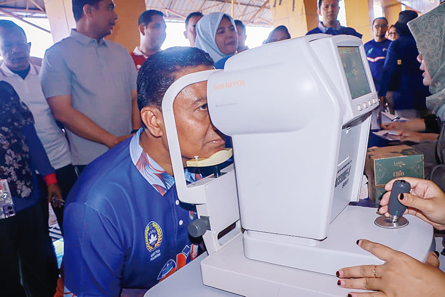 Wakil Wali Kota Pekanbaru Markarius Anwar menjalani pemeriksaan mata saat peringatan Hari Kesehatan Nasional ke-61 di Stadion Kaharuddin Nasution, Rumbai, Kamis (6/11/2025).