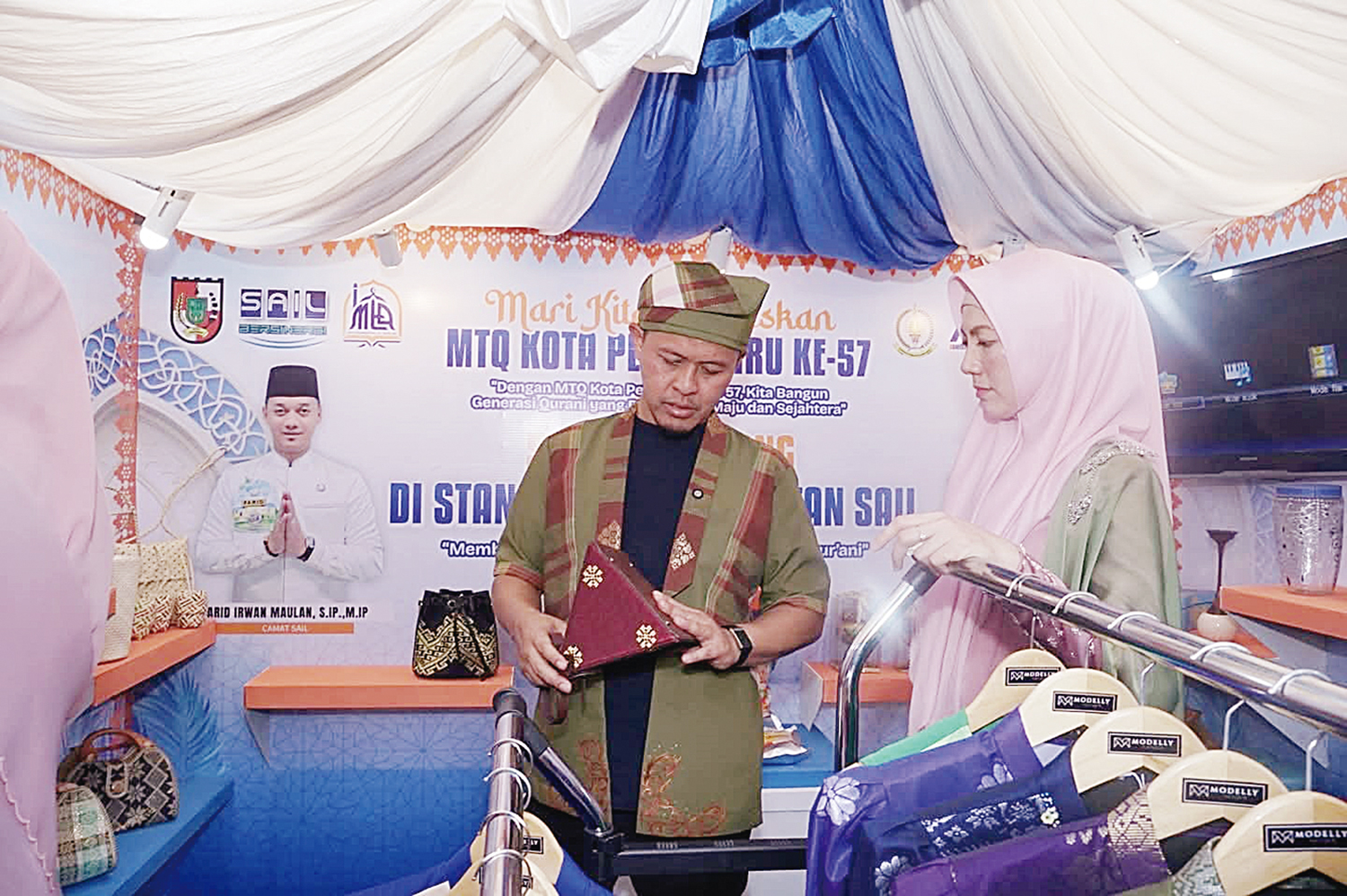 Wako Pekanbaru Agung Nugroho didampingi Ketua TP PKK Pekanbaru Sulastri Agung melihat stan UMKM yang ada di areal pelaksanaan MTQ ke-57 Kota Pekanbaru, baru-baru ini.