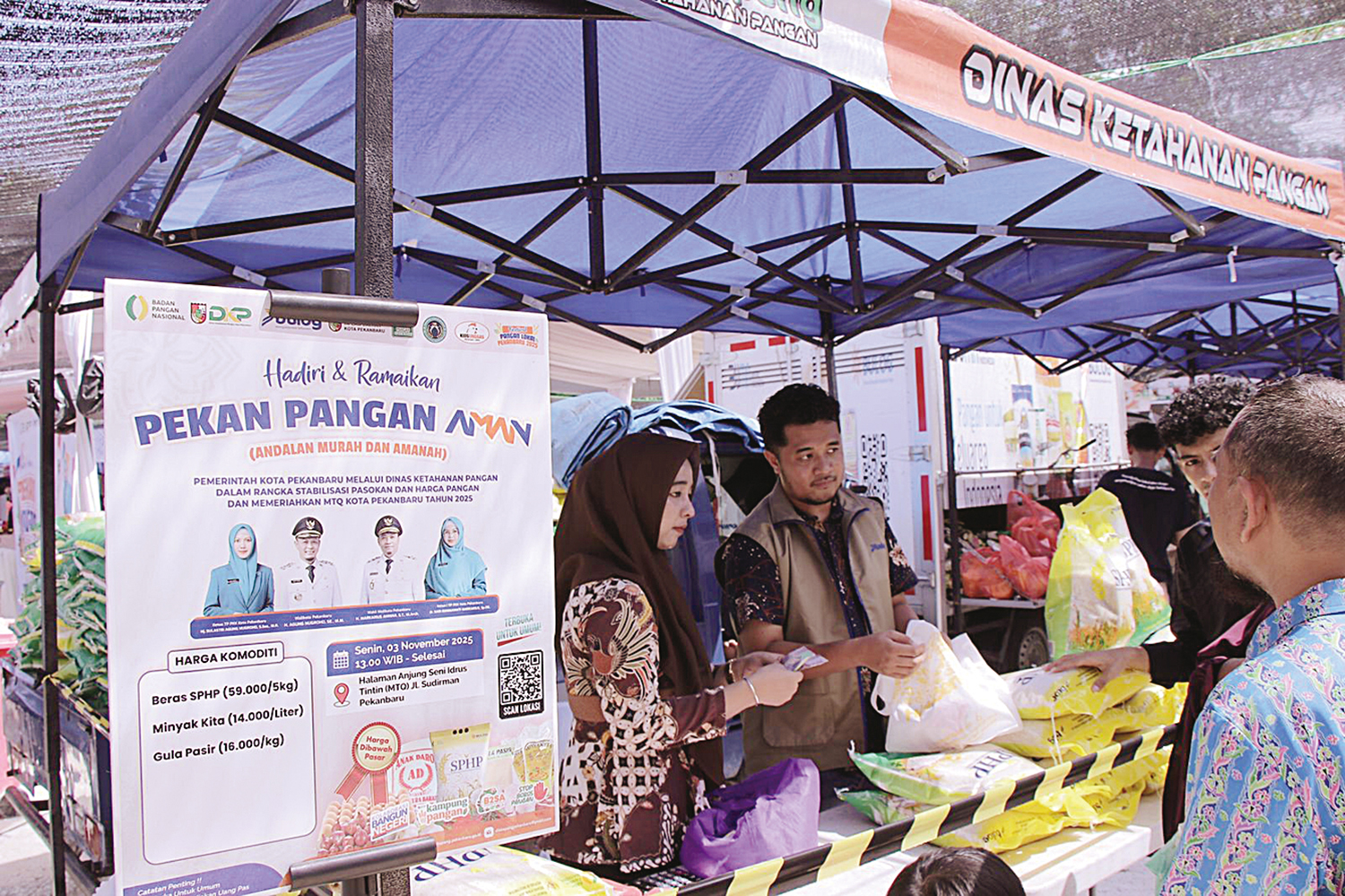 Warga berbelanja bahan pangan murah yang digelar di halaman Masjid Raudatul Jannah, Jalan Tuanku Tambusai,  Pekanbaru, Kamis (6/11/2025).