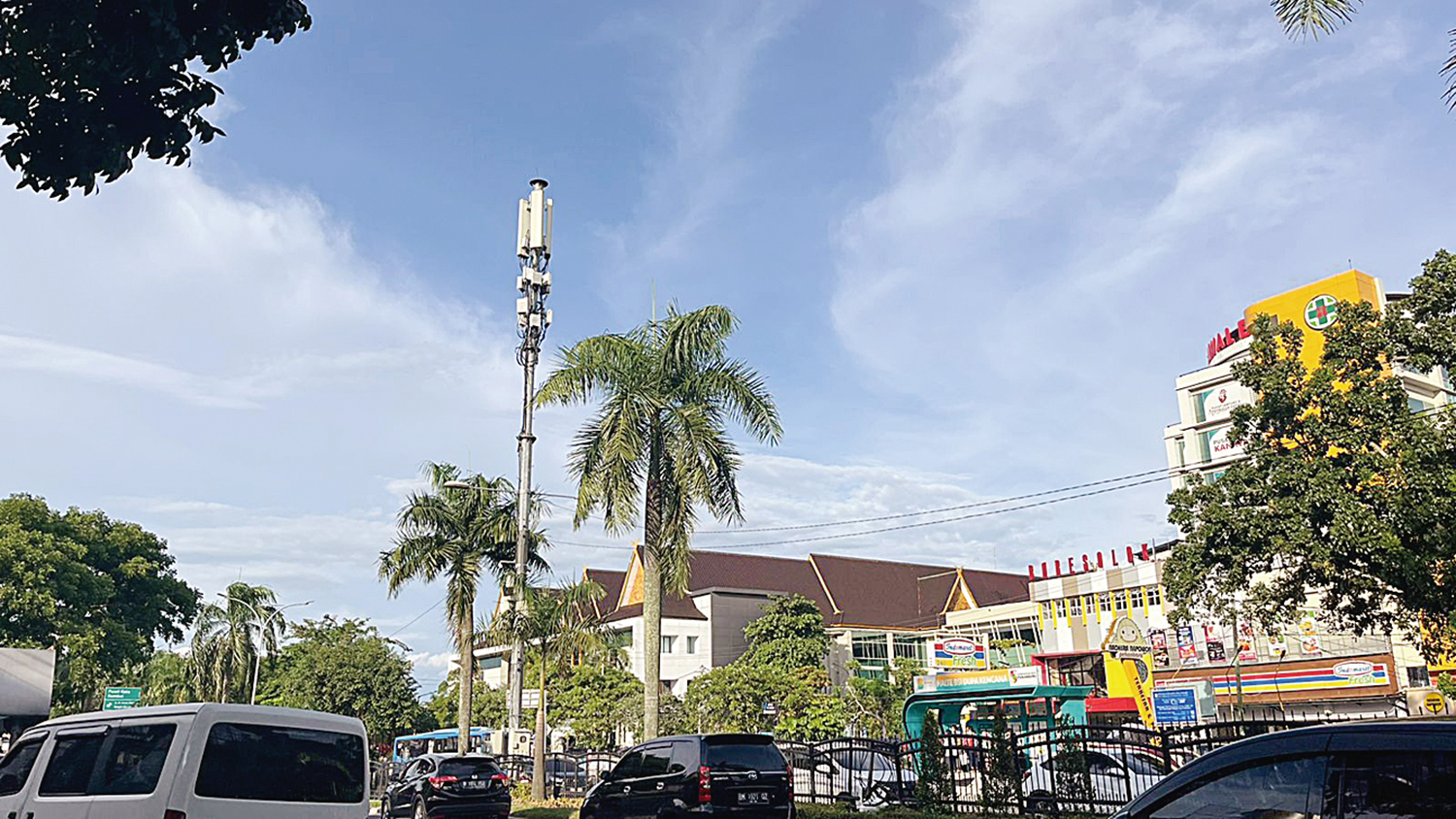 Tower mikrosel berdiri di median Jalan Jenderal Sudirman, Pekanbaru, Selasa (4/11/2025). Pemko akan menertibkan sejumlah tower mikrosel karena izinnya sudah kedaluwarsa.