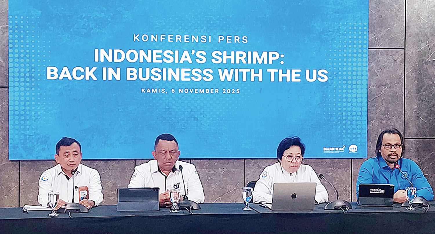 Direktur Pemberdayaan Usaha PDSPKP Catur Sarwanto (kiri), Direktur Ikan Air Payau Ditjen Perikanan Budidaya Fernando Jongguran Simanjuntak (dua kiri), Kepala Badan Mutu KKP Ishartini (dua kanan) saat memberi keterangan pers terkait udang Indonesia kembali