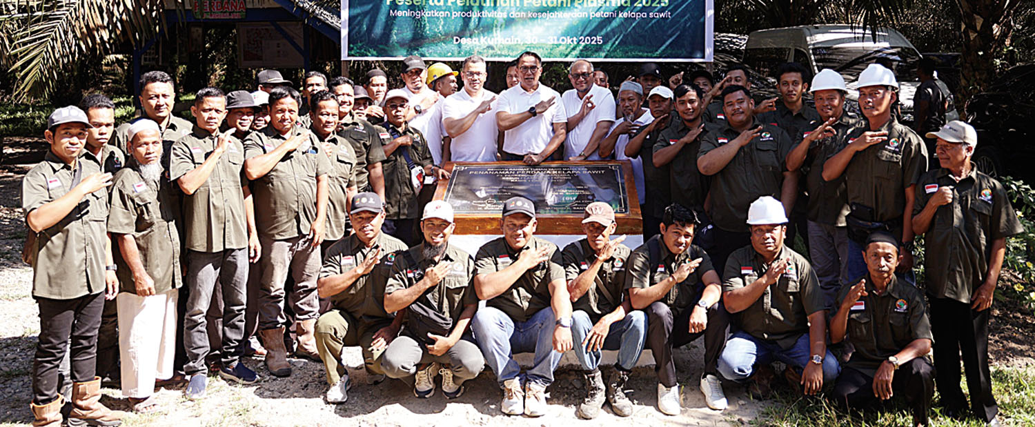 Direktur Hubungan Kelembagaan PTPN IV PalmCo Irwan Peranginangin foto bersama dengan manajemen dan petani, beberapa waktu lalu.