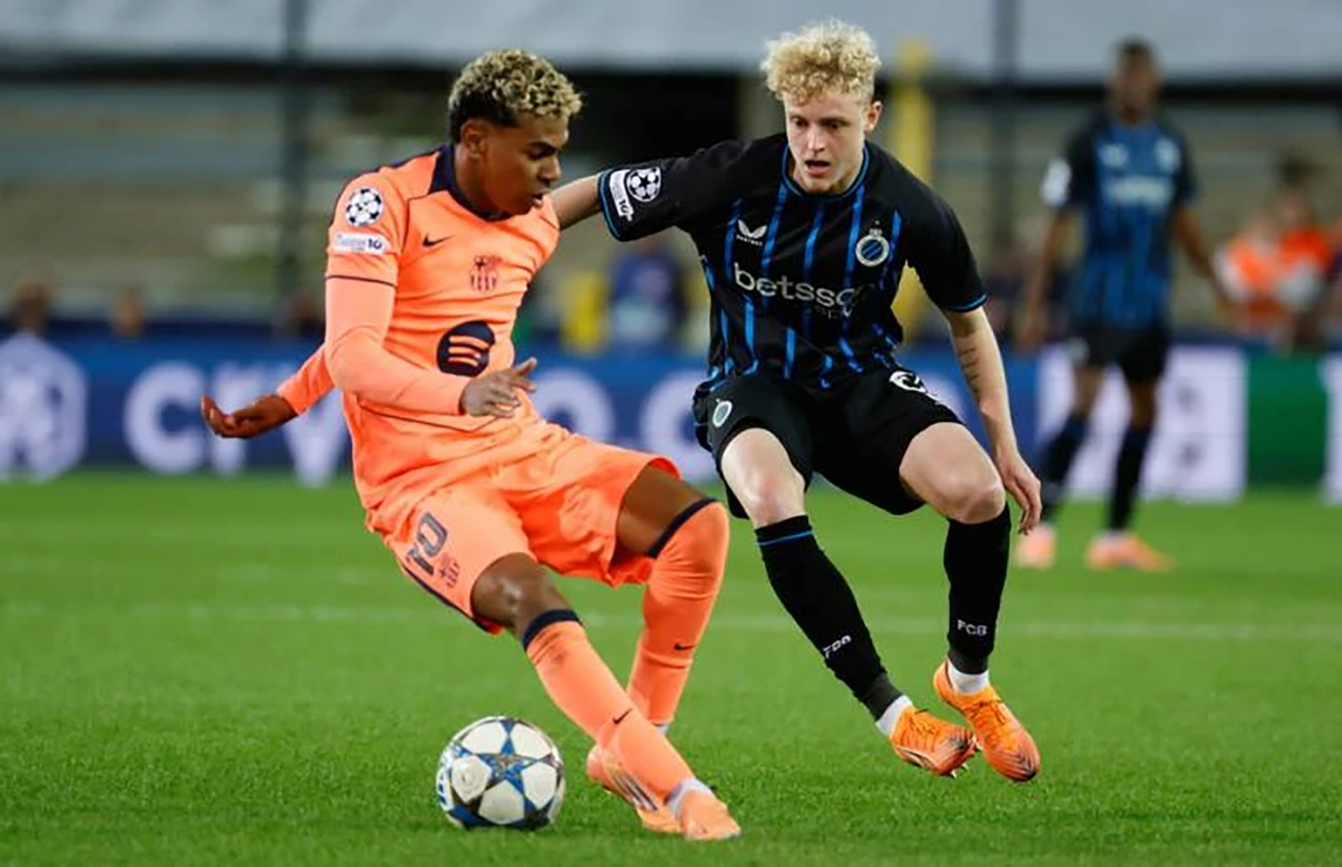 Penyerang Barcelona Lamine Yamal (kiri) dan pemain Brugge Joaquin Seys berebut bola dalam pertandingan Liga Champions antara Club Brugge dan Barcelona di Bruges, Belgia, Kamis (6/11/2025).