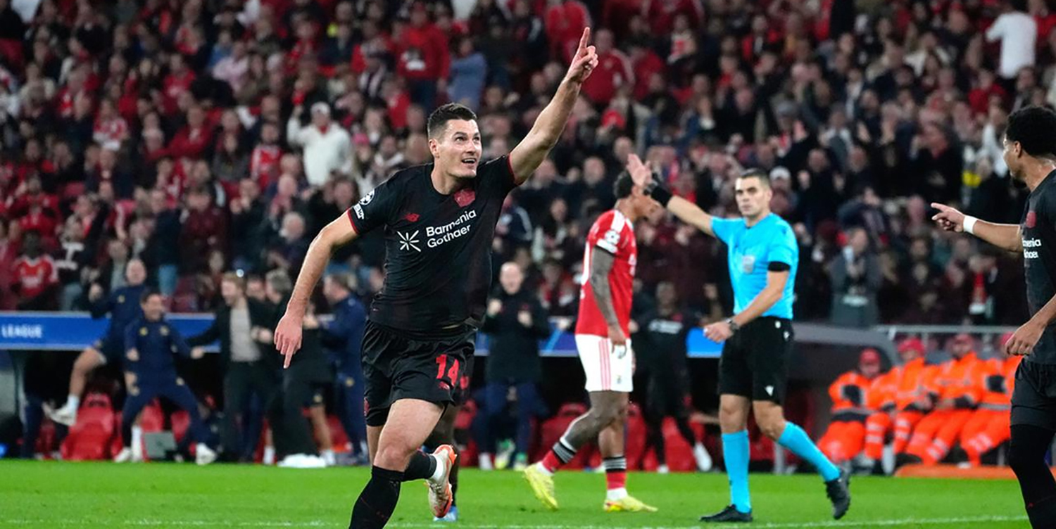 Penyerang Bayer Leverkusen, Patrik Schick melakukan selebrasi setelah mencetak gol ke gawang Benfica di Liga Champions, Kamis (6/11/2025).