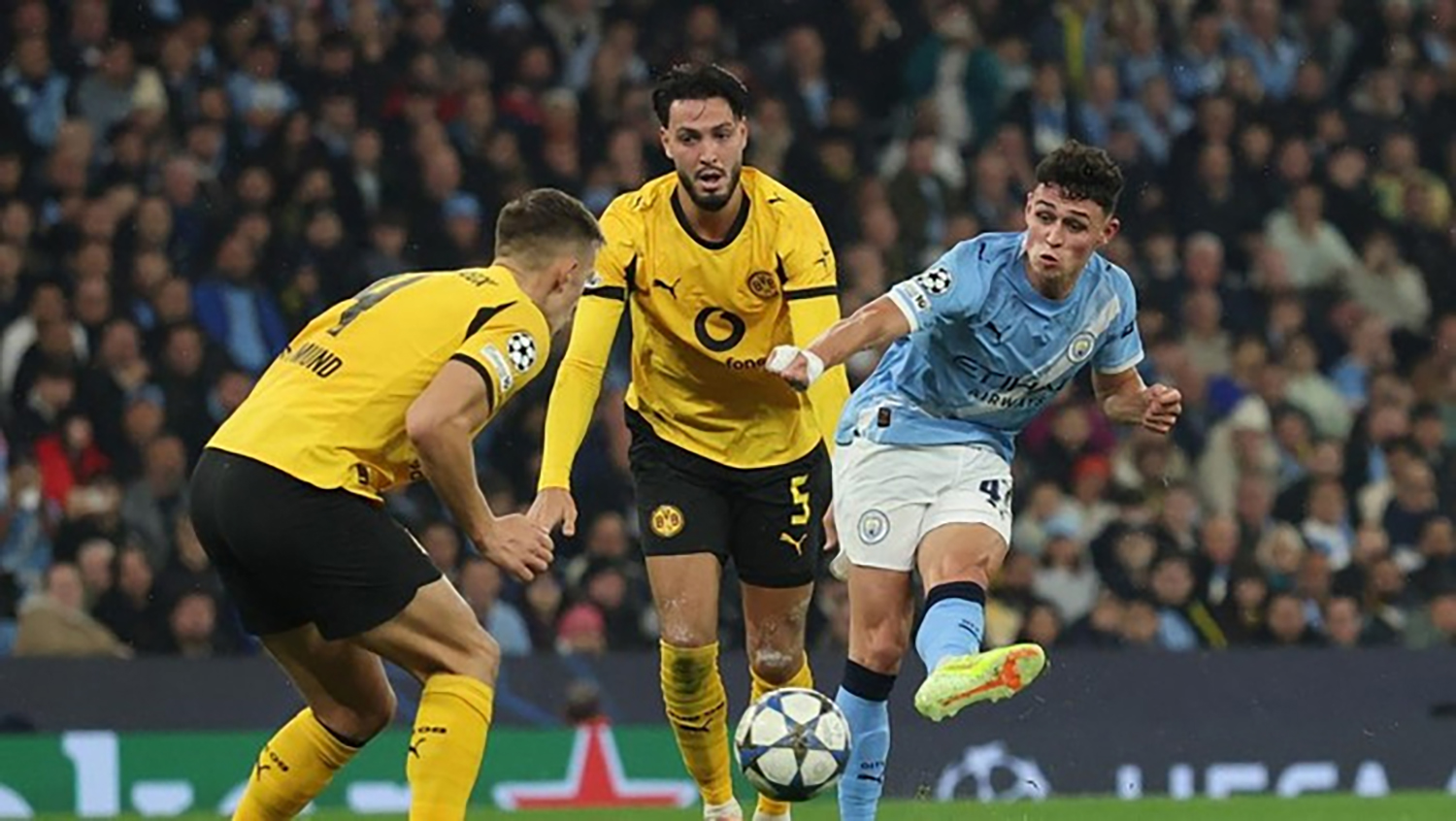 Gelandang serang Manchester City Phil Foden menendang bola dengan kawalan pemain Borussia Dortmund dalam pertandingan  Matchday 4 Liga Champions di Etihad Stadium, Kamis (6/11/2025) dini hari WIB. Foden mencetak dua gol, meraih player of the match, dan me