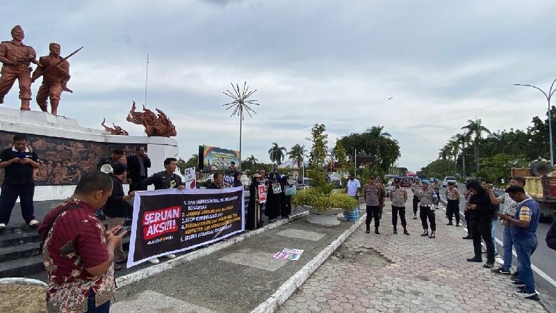 Massa aksi aliansi masyarakat untuk keadilan menggelar aksi di Tugu pahlawan Jalan Diponegoro Pekanbaru, Jumat (7/11/2025).