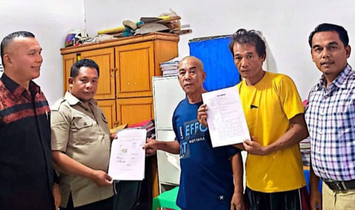 Kedua pelaku pengeroyokan berinisial SS (60) dan TS (45) yang diamankan polisi akhirnya bebas setelah kedua belah pihak menyatakan damai.