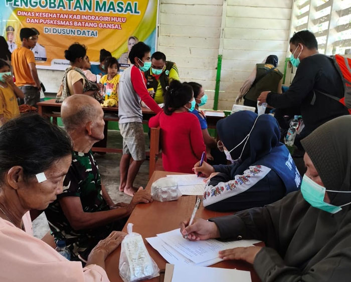 Tim Dinkes Kabupaten Inhu melakukan pengobatan massal terhadap warga Dusun Datai Desa Rantau Langsat, baru-baru ini.