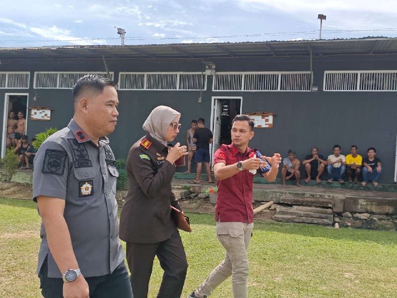 Kepala Rutan Rengat, Dedy Irawan (kiri) saat mendampingi Kejari Inhu, Ratih Andrawina Suminar (tengah) dan KPR Rutan Rengat, Roby Kristian Hutasoit saat kunjungan, Jumat (7/11/2025)