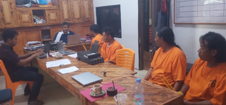 Tim penyidik Unit Reskrim Polsek Pangkalankerinci melakukan pemeriksaan lima penjual 134 ember cat palsu yang berhasil ditangkap di Perumahan Graha Pelalawan RT 001 RW 008, Desa Makmur.