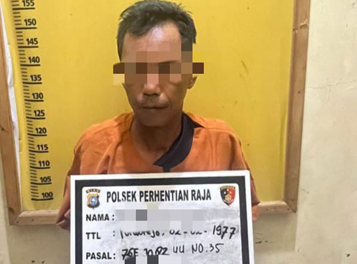 Jajaran Polsek Perhentian Raja menangkap seorang pria berinisial SA (58) atas dugaan tindak pidana pencabulan terhadap dua anak tirinya yang masih di bawah umur, Kamis (6/11/2025).