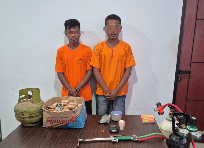 Dua penambang emas ilegal yang diamankan Polda Riau berikut barang bukti.