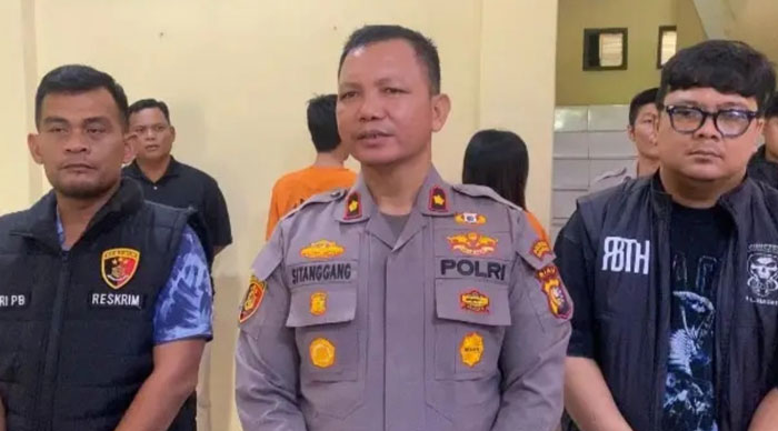 Kapolsek Sukajadi, Kompol Jorminal Sitanggang saat menunjukkan pelaku, pada Jumat (7/11/2025).