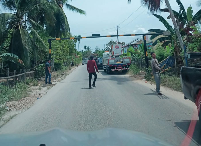 Dishub Kuansing melakukan pemasangan portal jalan di Jalan Simpang Mangga Kecamatan Benai, Jumat (7/11/2025).