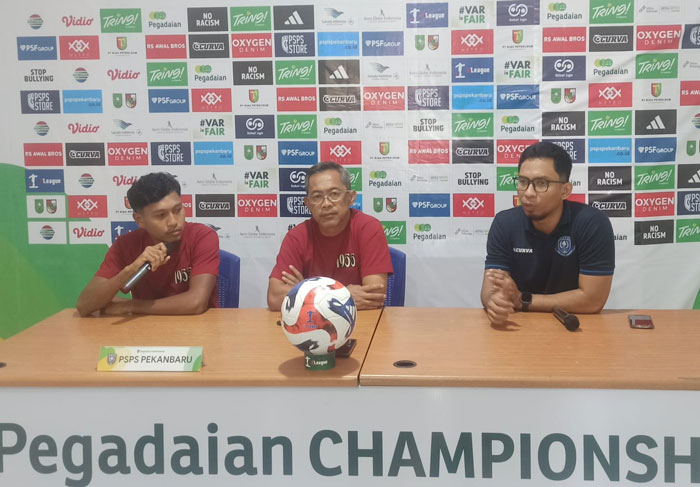 Konferensi Pers pelatih PSPS Pekanbaru Aji Santoso (tengah) didampingi pemain Asir Asiz jelang laga kontra Persiraja Banda Aceh, Jumat (7/11/2025) di Stadion Kaharuddin Nasution Rumbai Pekanbaru.