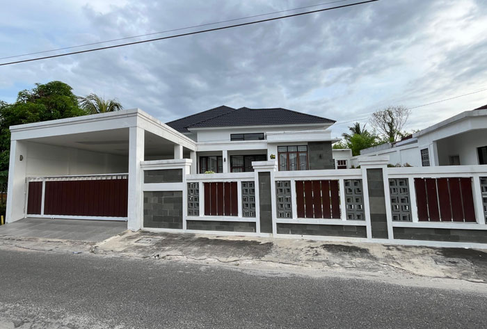 Rumah tenaga ahli gubernur Riau Dani M Nursalam di Jalan Firdaus 2 Pekanbaru turut di geledah KPK, Jumat (7/11/2025).