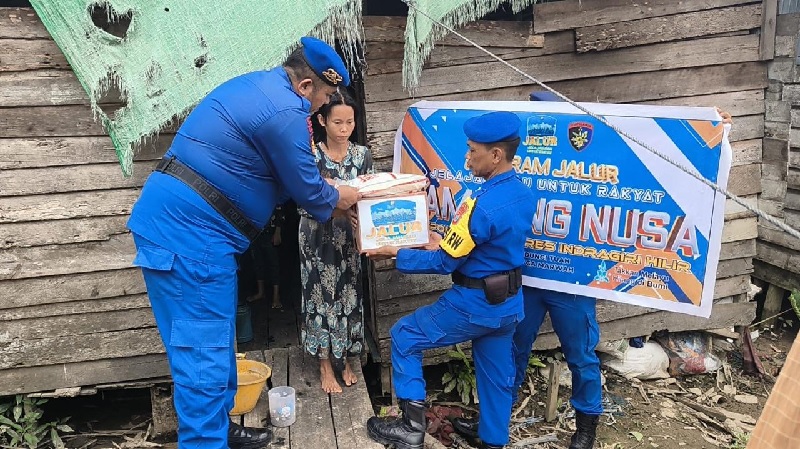 Personel Satpolairud Polres Inhil menyalurkan sembako ke masyarakat pesisir di Pulau Palas, Kecamatan Tembilahan Hulu melalui program Jalur, Jumat (7/11/2025).)