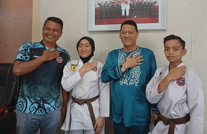 Sekda Kampar Hambali menerima kunjungan dua atlet 02SN Kampar bersama pelatih karate Satya Budhi Pratama di ruang kerja Sekda Kantor Bupati Kampar, Bangkinang, Jumat (7/11/2025).