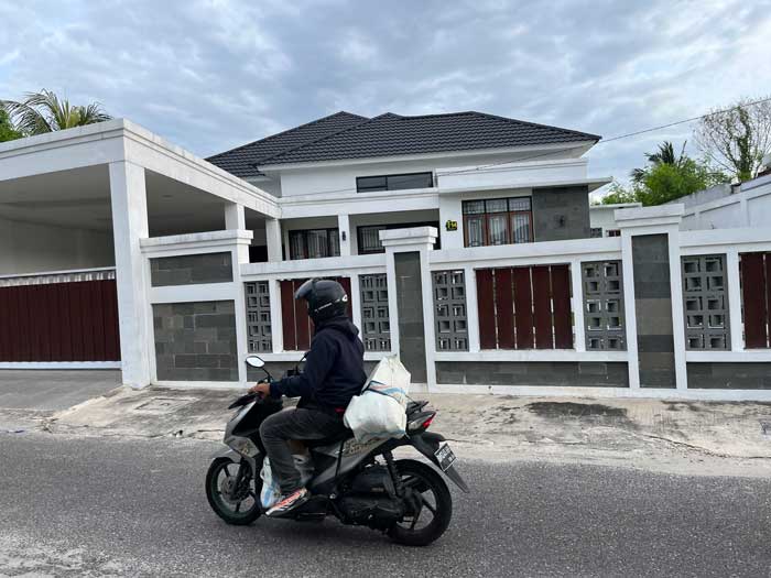 Rumah Tenaga Ahli Gubernur Riau Dani M Nursalam di Jalan Firdaus 2 Nomor 14, Kelurahan Tangkerang Labuai, Kecamatan Bukitraya terlihat sepi  usai digeledah tim penyidik KPK, Jumat (7/11/2025).