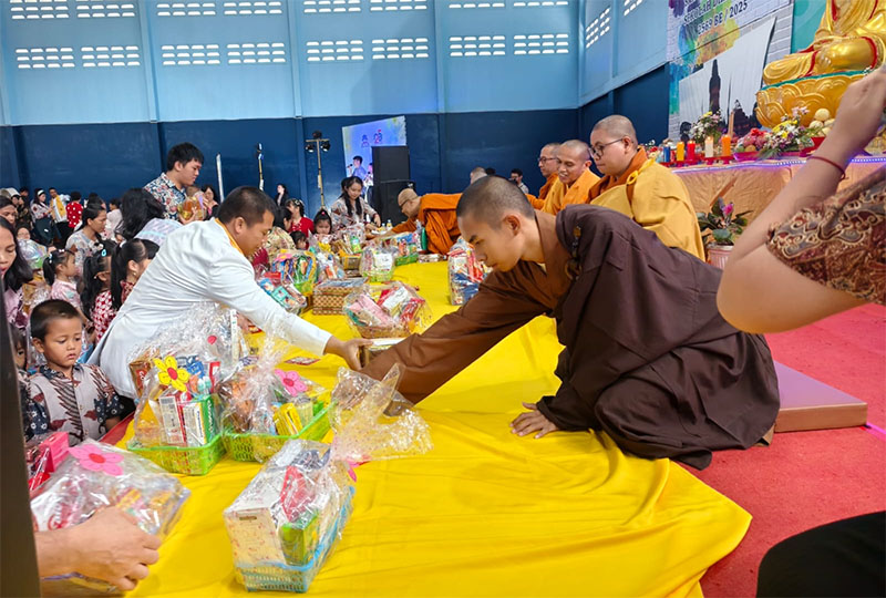 Umat Buddha di Pekanbaru menjalani Sanghadana Kathinadana di sekolah Dharma Loka, Sabtu (8/11/2025).