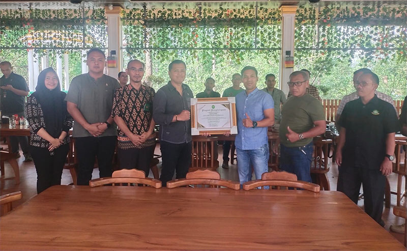 Bayu Soho Raharjo yang mendapat tugas baru di PN Kelas I A Khusus Surakarta, Jawa Tengah, berpamitan dengan insan pers dan memberikan cinderamata kepada Ketua PWI Bengkalis.