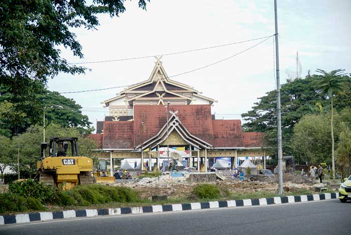 Alat berat mulai melakukan pembongkaran dan meratakan kawasan taman di depan Purna MTQ Riau yang akan dijadikan persimpangan atau jalan pintas (shortcut) di Jalan Arifin Achmad dan Sudirman.