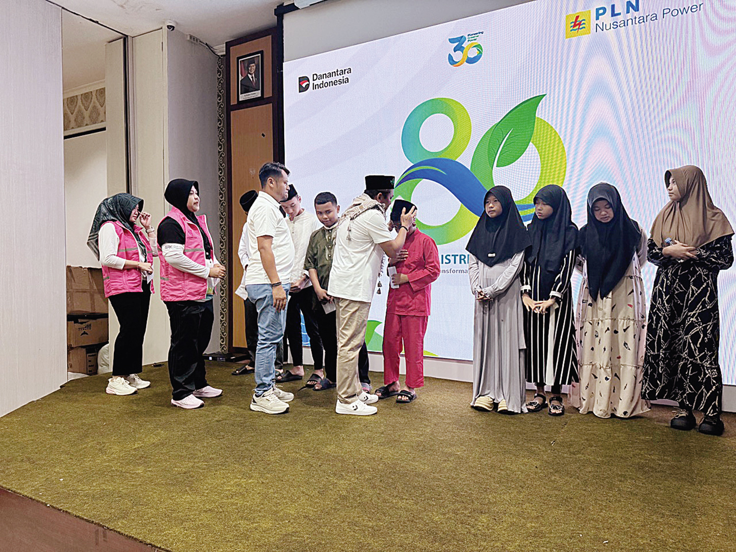 Penyerahan santunan kepada perwakilan anak yatim duafa.